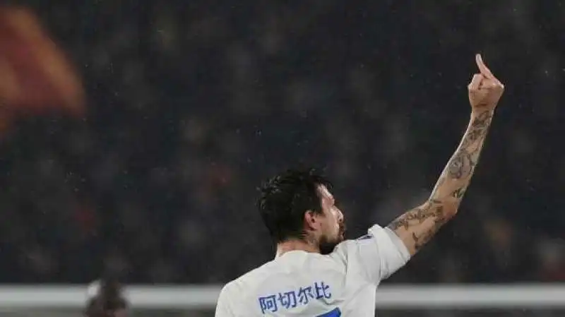 francesco acerbi fa il dito medio ai tifosi della roma 1