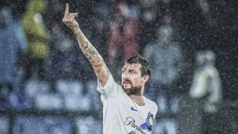 francesco acerbi fa il dito medio ai tifosi della roma 2