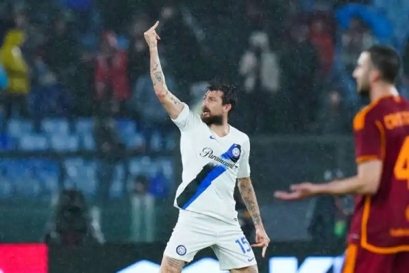 francesco acerbi fa il dito medio ai tifosi della roma 4