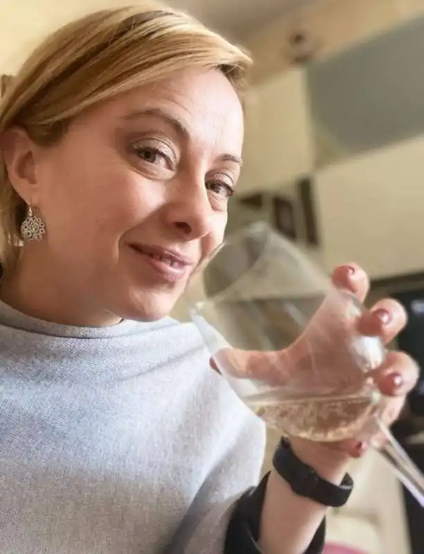 giorgia meloni beve alcol 5