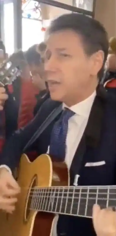 giuseppe conte suona la chitarra in sardegna   1