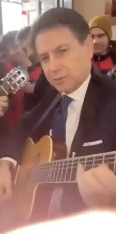 giuseppe conte suona la chitarra in sardegna   7