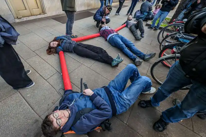 gretini protestano fuori dal pirellone a milano   4