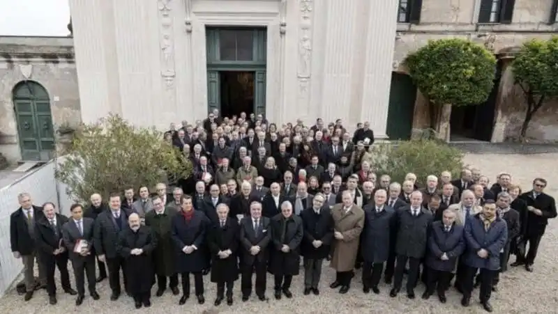 I partecipanti alla recente conferenza degli ambasciatori dell'Ordine di Malta davanti alla chiesa di Santa Maria del Priorato