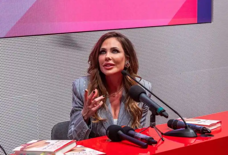 ilary blasi   presentazione libro che stupida   1