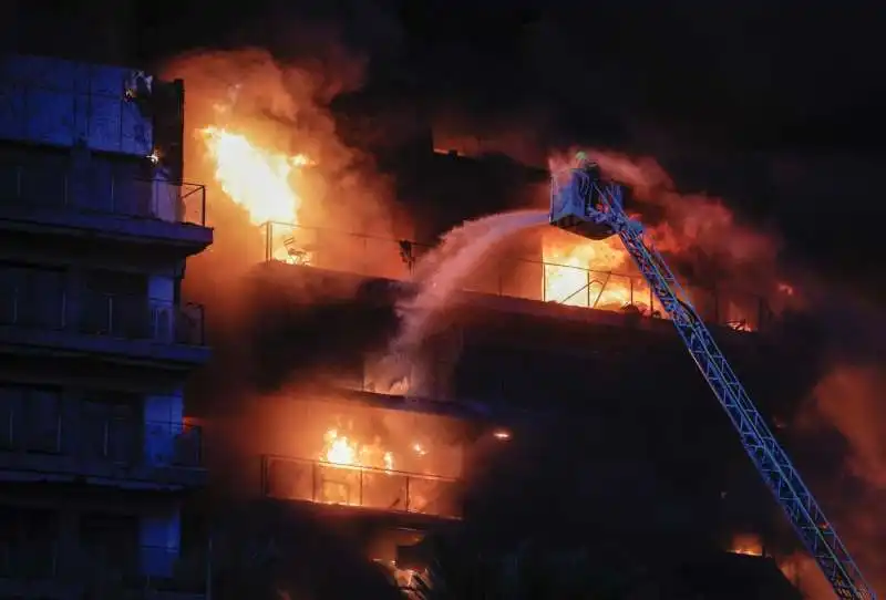 incendio distrugge un palazzo a valencia   2