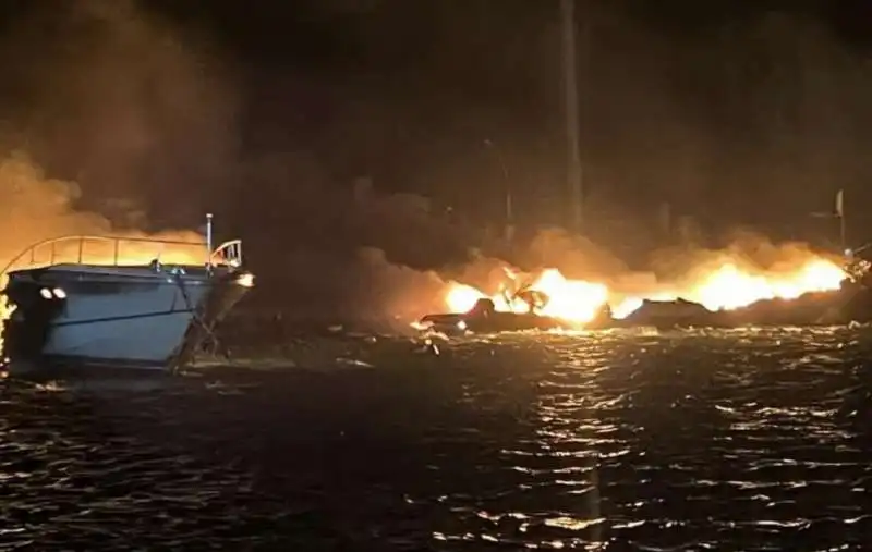 incendio nel porto del circeo   5