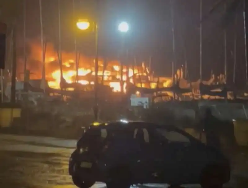 incendio nel porto del circeo   7