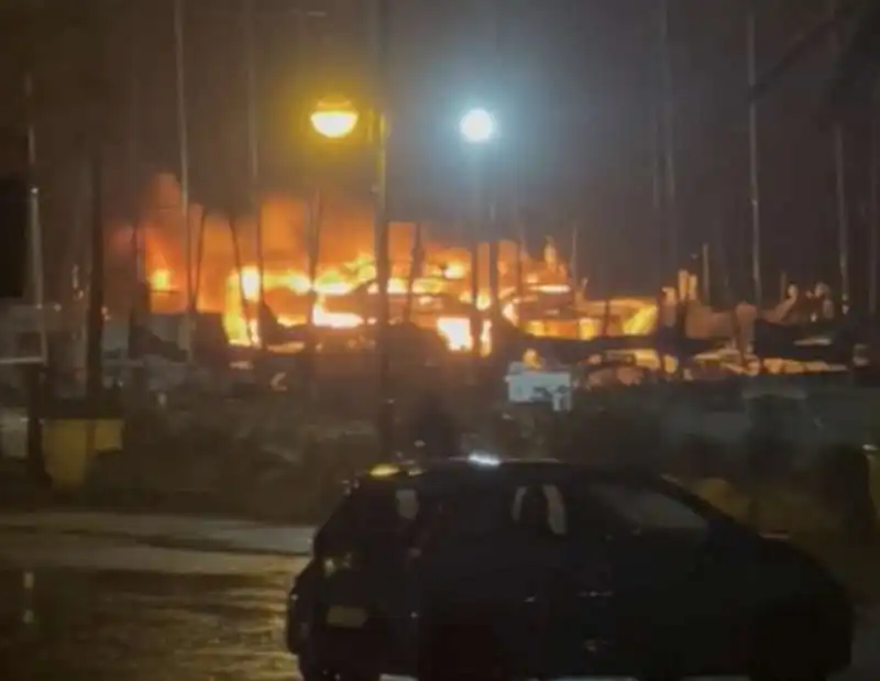 incendio nel porto del circeo   8