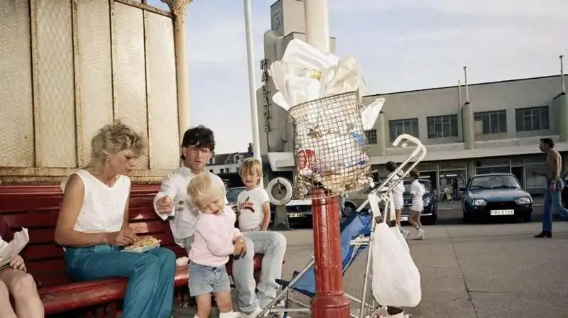 inghilterra, new brighton, 1983 85, da the last resort. photographs of new brighton di martin parr