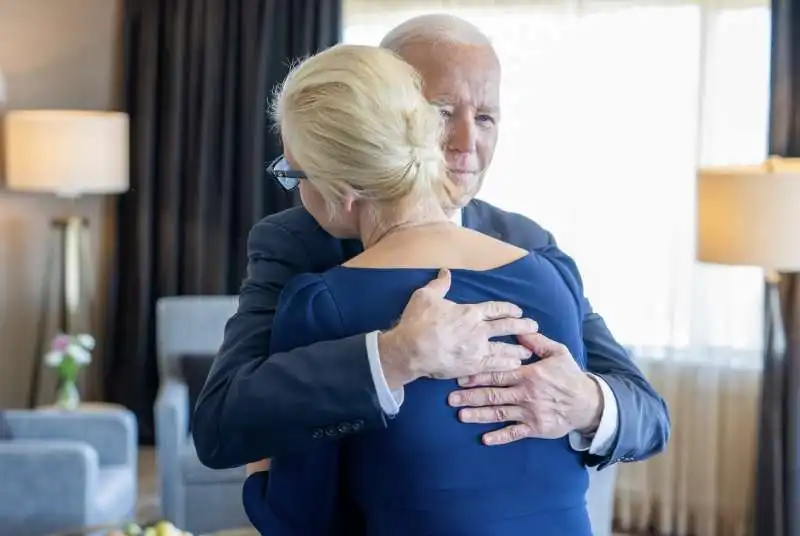 JOE BIDEN ABBRACCIA YULIA NAVALNAYA 