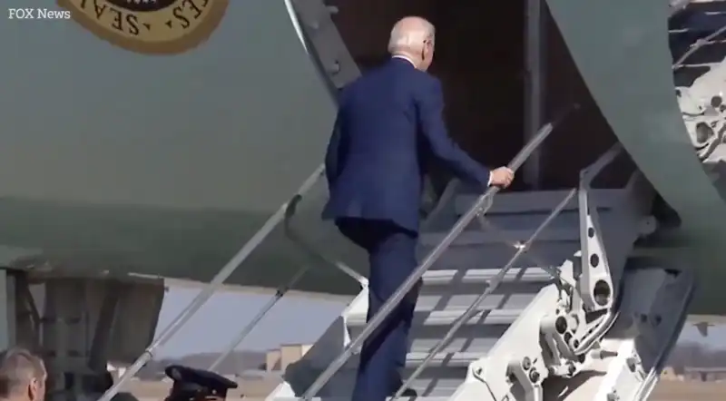 joe biden inciampa mentre sale le scalette dell air force one 2