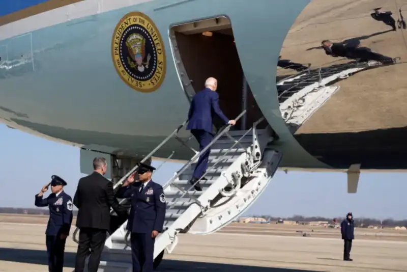 joe biden inciampa mentre sale le scalette dell air force one 4