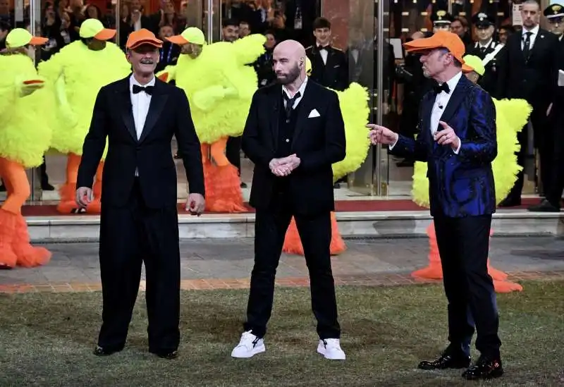 la gag di john travolta a sanremo con amadeus e fiorello   2