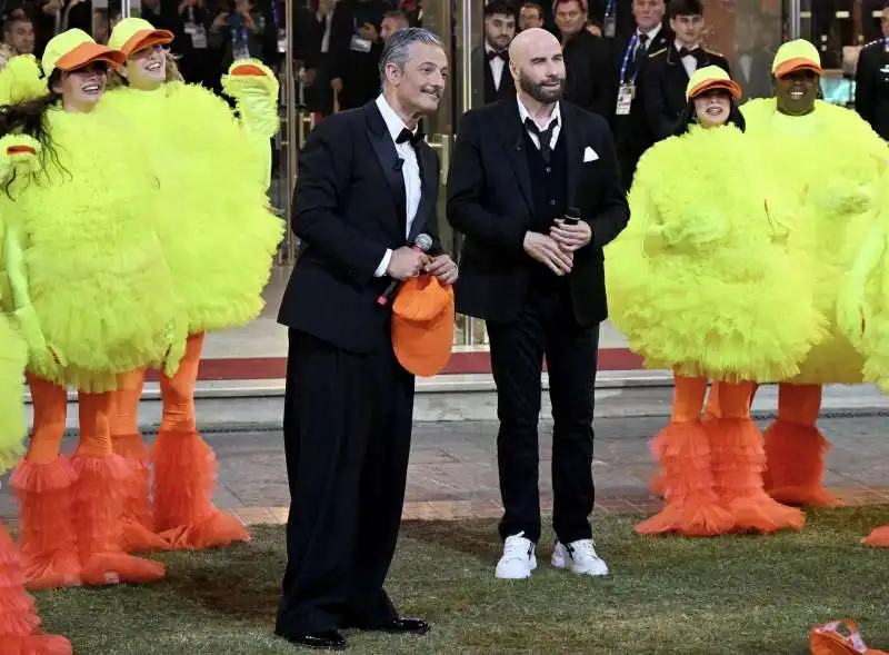 la gag di john travolta a sanremo con amadeus e fiorello   6