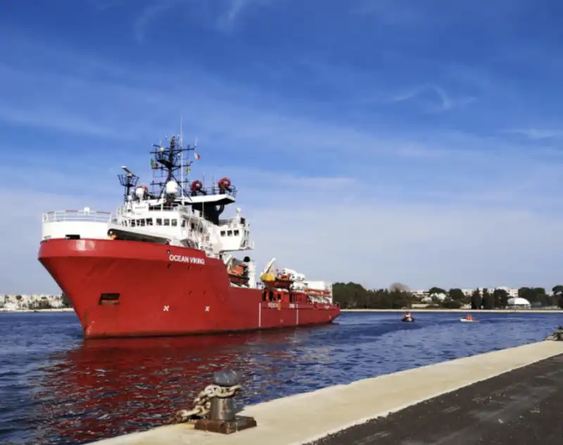 La nave Ocean Viking di Sos Mediterranee a Brindisi