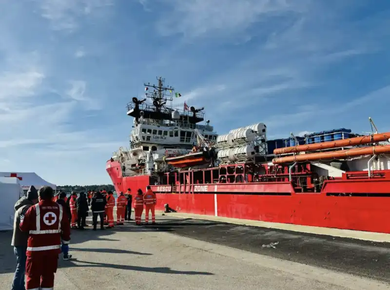 La nave Ocean Viking di Sos Mediterranee a Brindisi