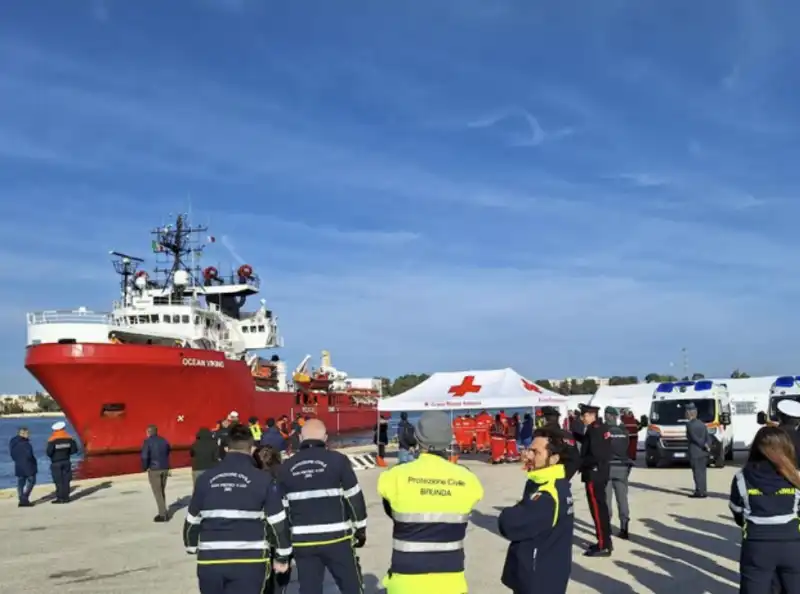 La nave Ocean Viking di Sos Mediterranee a Brindisi