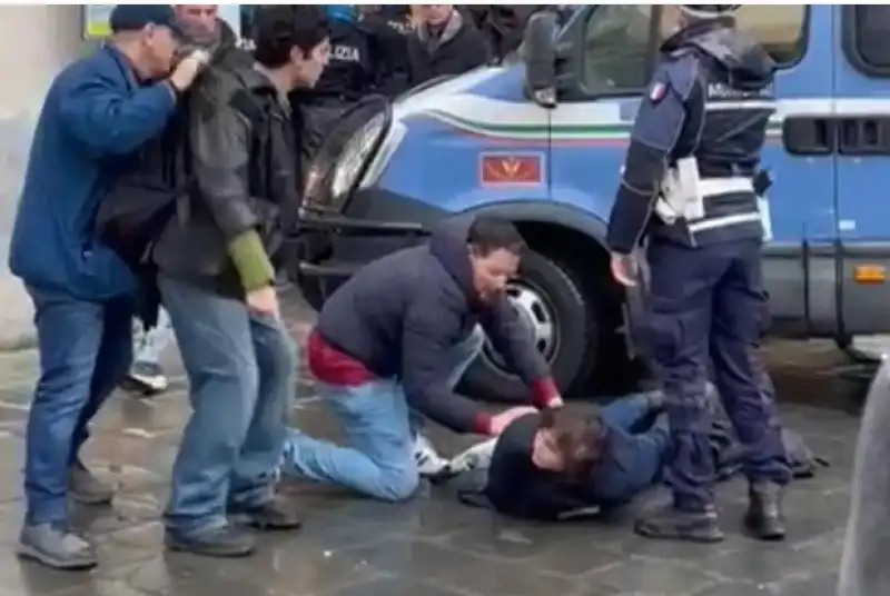 LA POLIZIA CARICA GLI STUDENTI DURANTE I CORTEI PRO-PALESTINA A PISA