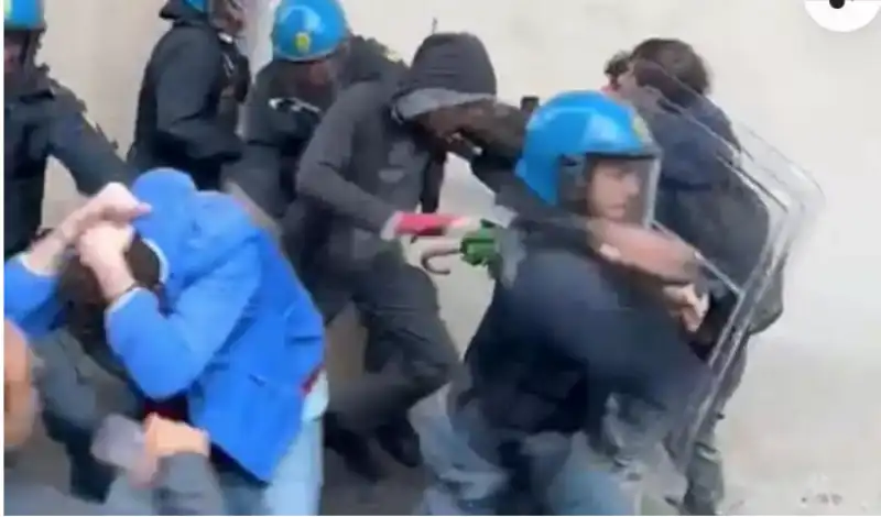 LA POLIZIA CARICA GLI STUDENTI DURANTE I CORTEI PRO-PALESTINA A FIRENZE E PISA