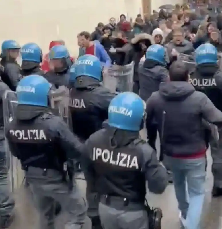 la polizia carica gli studenti durante i cortei pro palestina a pisa   1