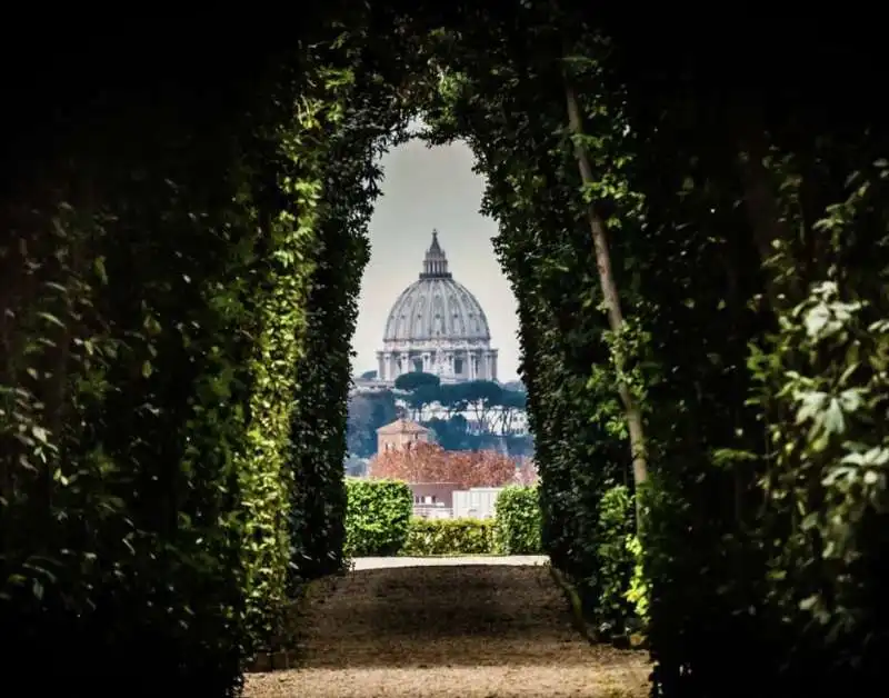 la vista dal buco della serratura dell ordine di malta   3