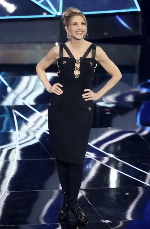 lorella cuccarini in vintage versace e gioielli pomellato