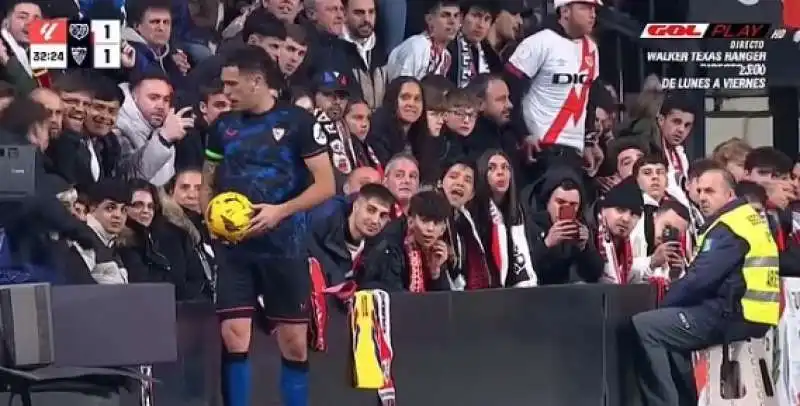 LUCAS OCAMPOS MOLESTATO DA UN TIFOSO DEL RAYO VALLECANO 