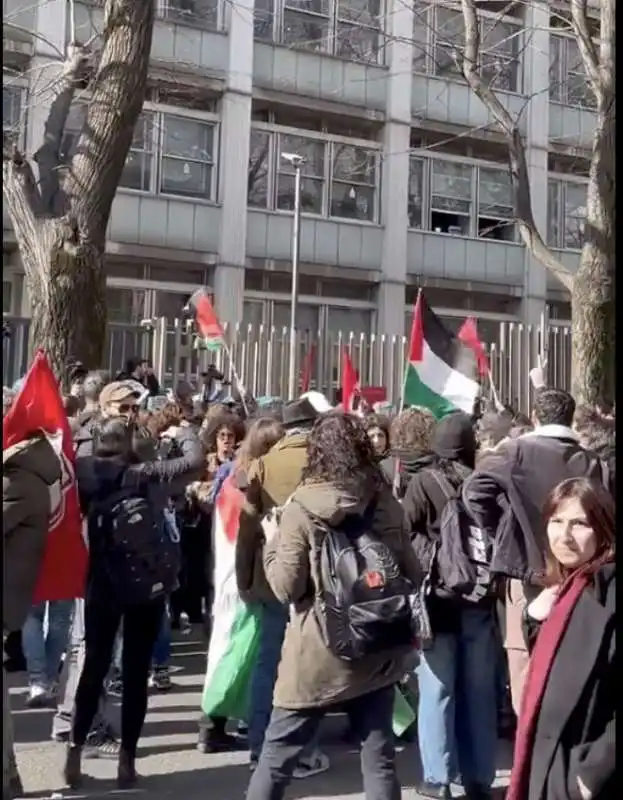 manifestazione pro palestina davanti alla sede rai di napoli   1