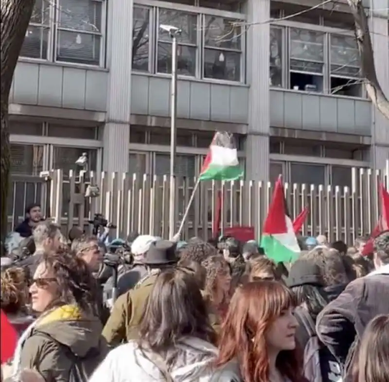 manifestazione pro palestina davanti alla sede rai di napoli   4