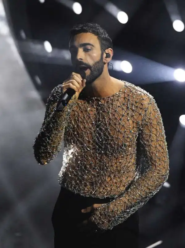 marco mengoni.         prima serata sanremo 2024   