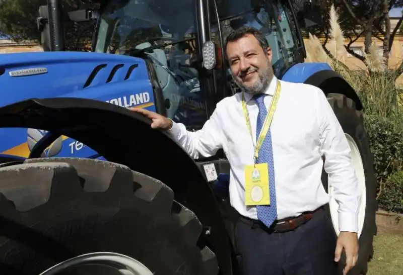 MATTEO SALVINI CON TRATTORE