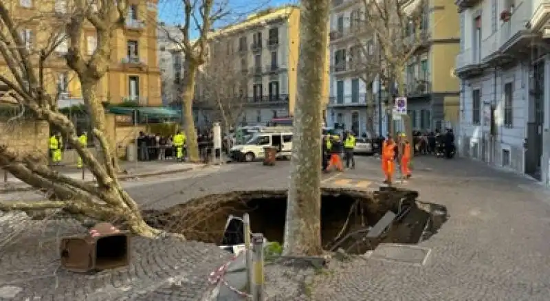 napoli   voragine si apre per strada 3