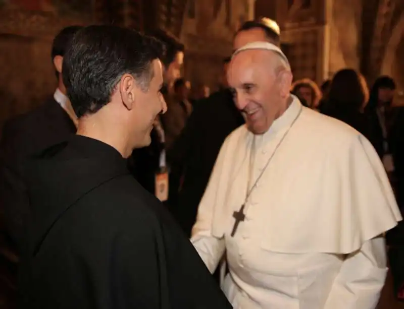 padre enzo fortunato con papa francesco 