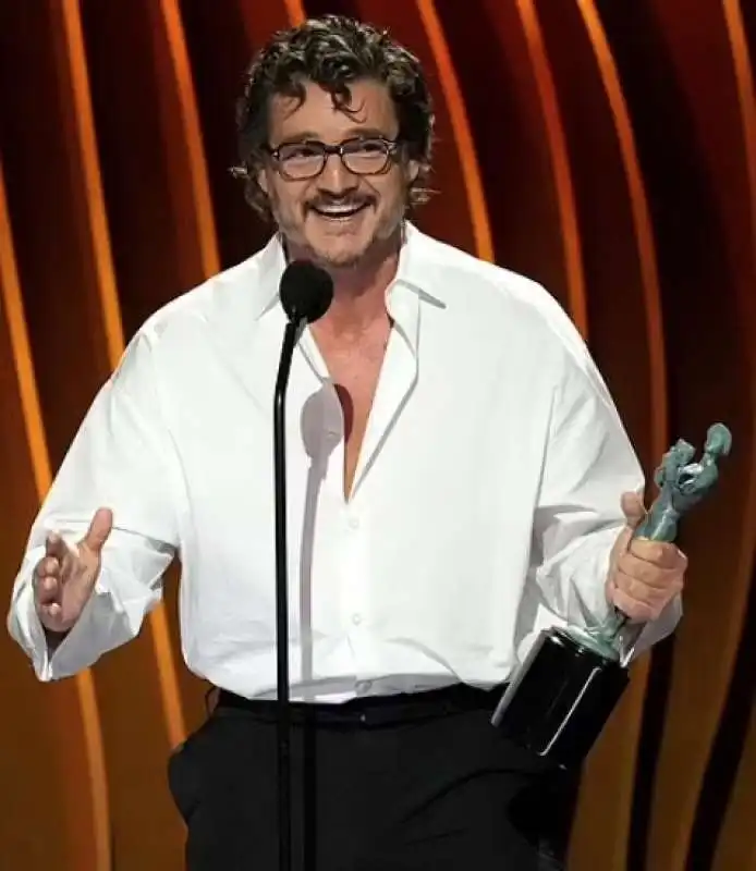 pedro pascal  sag awards 2024   