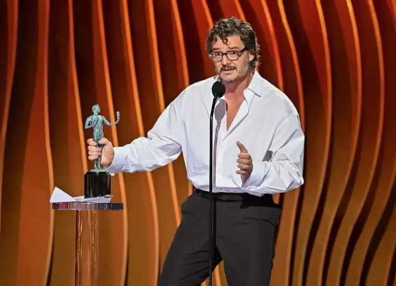 pedro pascal     sag awards 2024   