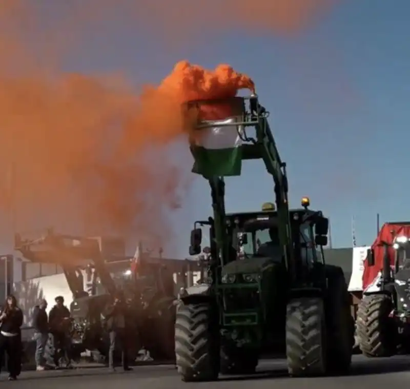 protesta degli agricoltori sui trattori a orte 