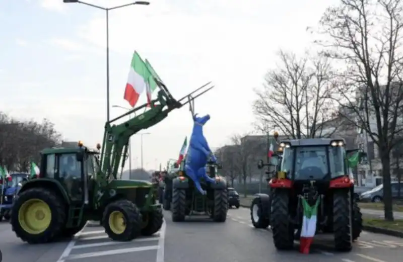 protesta degli agricoltori sui trattori a orte 