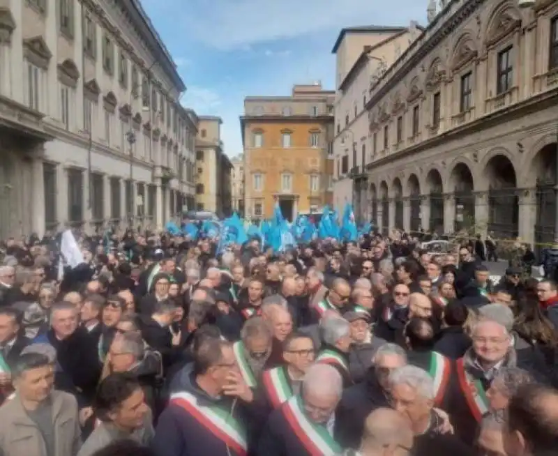 protesta dei sindaci contro la riforma dell autonomia differenziata 