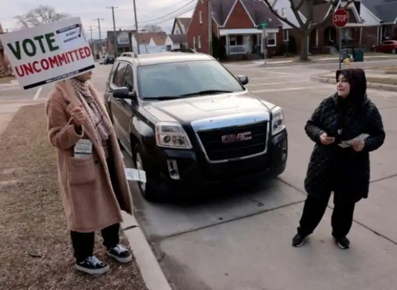 protesta in michigan contro il sostegno di biden a israele 