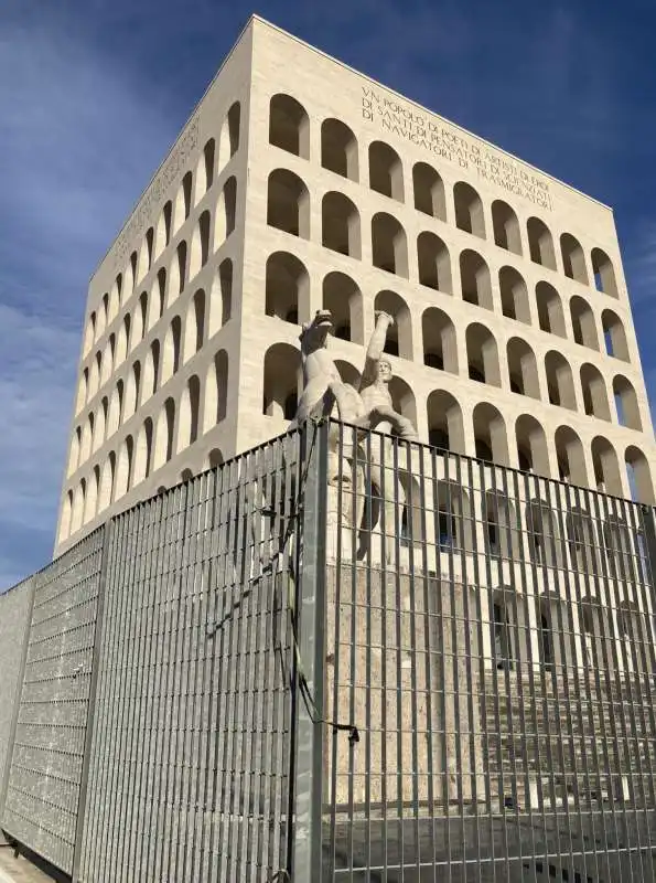 recinto intorno al colosseo quadrato a roma    1