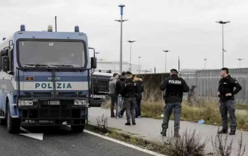 rivolta nel cpr di ponte galeria