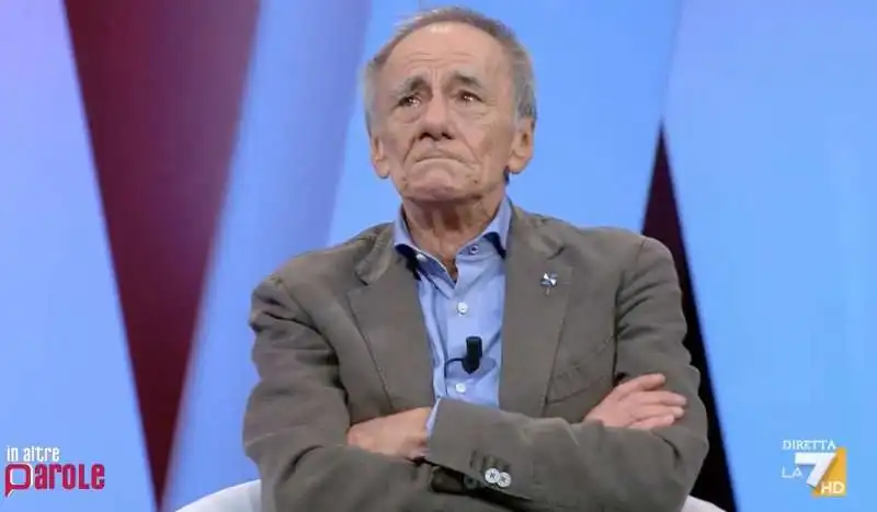 roberto vecchioni piange per le manganellate ai ragazzi a pisa   3