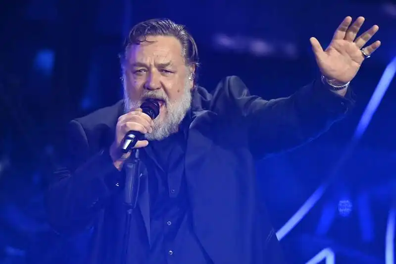 russel crowe terza serata sanremo 2024   