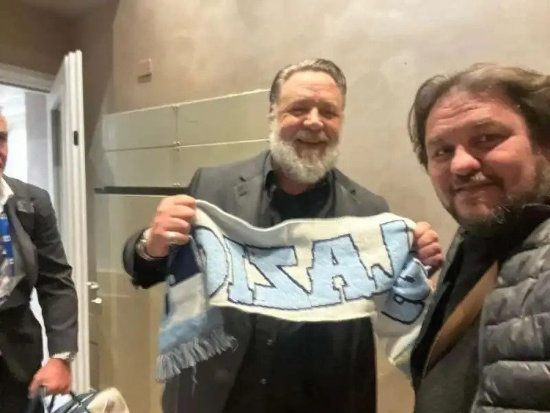 russell crowe con la maglia della lazio