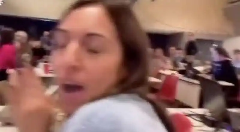 selvaggia lucarelli contro i giornalisti della sala stampa 6