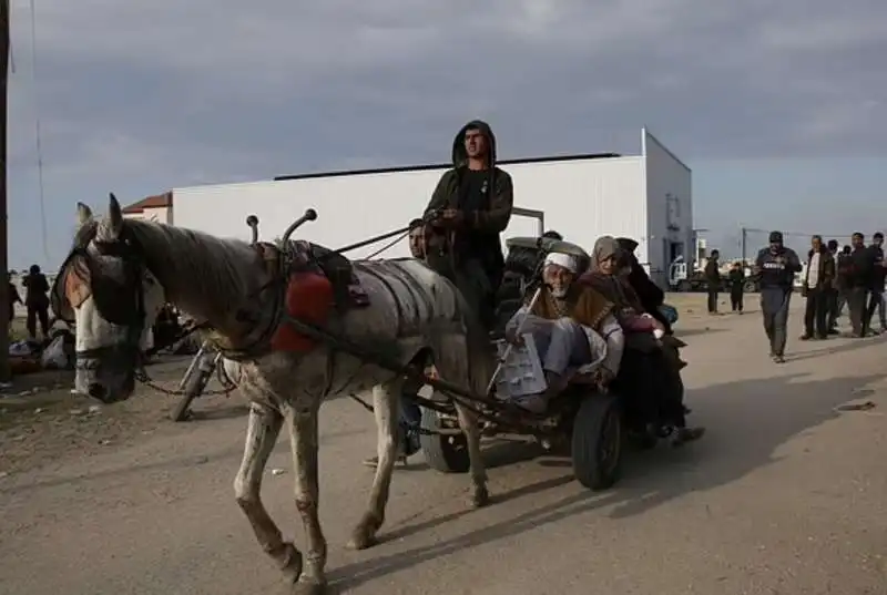 sfollati palestinesi in fuga 