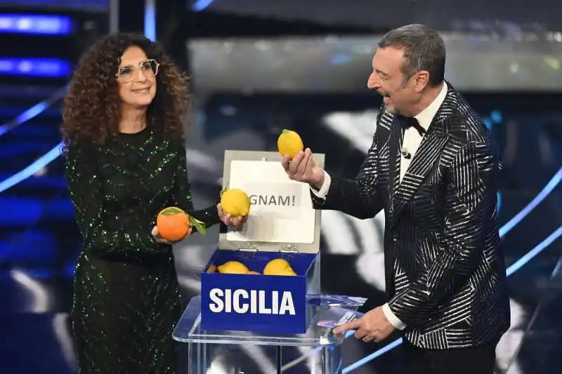 teresa mannino e amadeus terza serata sanremo 2024   