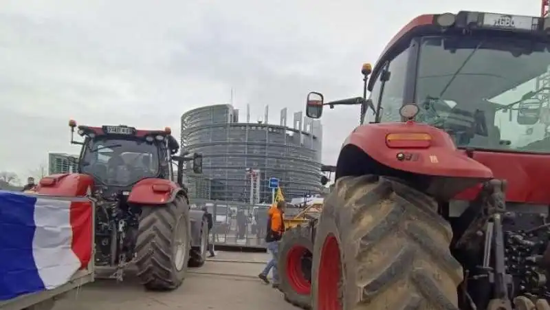 trattori degli agricoltori francesi a strasburgo