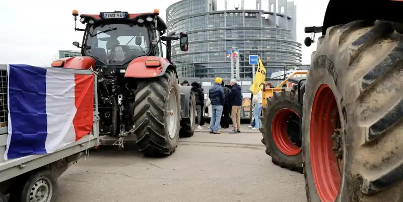 trattori degli agricoltori francesi a strasburgo 4